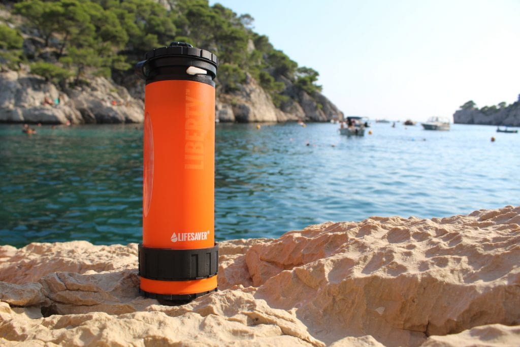 Plastic-free drinking bottle with water filter for on the go 