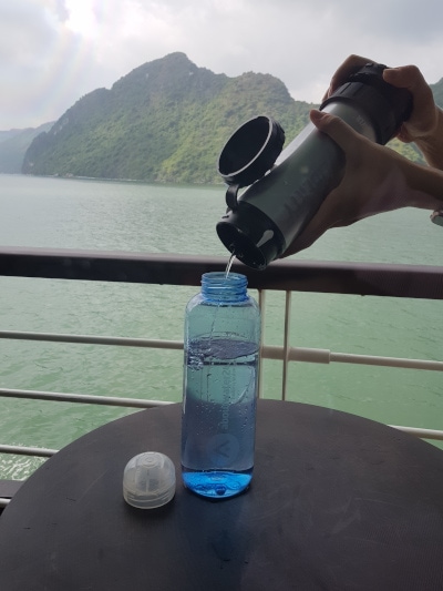 Plastic-free drinking bottle with water filter for on the go