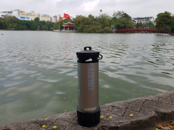 Drinking bottle without plastic with water filter 