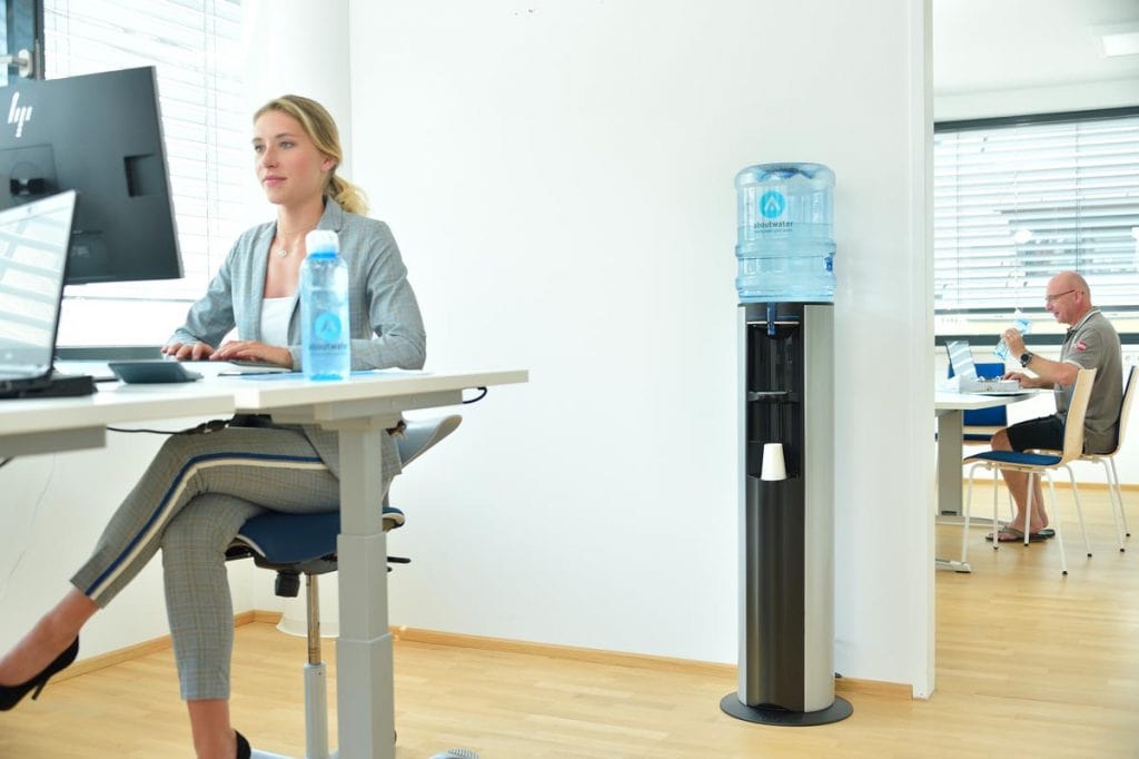 aboutwater Wasserspender fürs Büro: Innenaufnahme eines Büros mit Trinkwasserspender